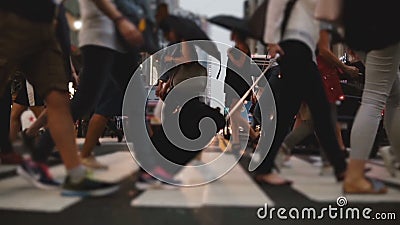 Lage hoek trage beweging van volken die over een drukke stadsstraat lopen bij het tijdspad in de avond. stock footage Lage hoek trage beweging van volken die over een drukke stadsstraat lopen bij het tijdspad in de avond. stock footage
