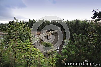 Laggan Dam at Loch Laggan, with traffic jam wall in Scotland Stock Photo