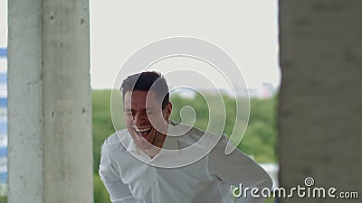 在阳光明媚的夏日 建筑工地背景下 戴头盔和制服的建筑工人的肖像路影视素材 视频包括有工程 困难 在阳光明媚的夏日 建筑工地背景下 戴头盔和制服的建筑工人的肖像路影视素材 视频包括有工程 困难