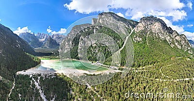 Lago Landro - Panoramica aerea dall'alto del paesaggio sulle Dolomiti di Sesto Stock Photo