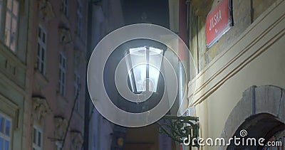 Lampa gazowa uliczne stare miasto. oświetlenie ścienne i uliczne. napisz nazwę ulicy zbiory wideo Lampa gazowa uliczne stare miasto. oświetlenie ścienne i uliczne. napisz nazwę ulicy zbiory wideo