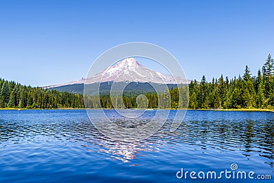 Landscape of the picturesque Trillium Lake surrounded by forest overlooking Mount Hood and the reflection of snowy mountain in the Stock Photo