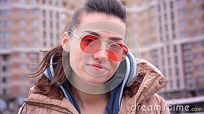 Lanzamiento Del Primer De La Muchacha Caucasica De Moda Atractiva Joven En Gafas De Sol Rojas Con La Cola De Caballo Que Sonrie Y Metrajes Video De Primer Cola Lanzamiento Del Primer De La Muchacha Caucasica De Moda Atractiva Joven En Gafas De Sol Rojas Con La Cola De Caballo Que Sonrie Y Metrajes Video De Primer Cola