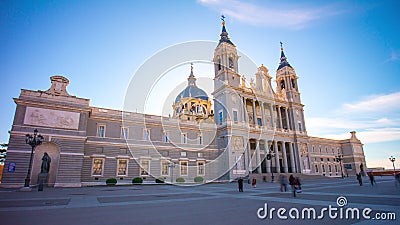 Laps de temps de la vue de face 4k de cathédrale d'almudena de Madrid de jour ensoleillé Espagne clips vidéos Laps de temps de la vue de face 4k de cathédrale d'almudena de Madrid de jour ensoleillé Espagne clips vidéos