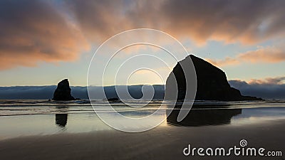 Laps de temps des nuages mobiles au coucher du soleil sur la plage de canon le long de l'océan pacifique 1080p de côte de l'Orégo banque de vidéos Laps de temps des nuages mobiles au coucher du soleil sur la plage de canon le long de l'océan pacifique 1080p de côte de l'Orégo banque de vidéos
