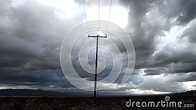 Lapso de tempo do telefone polo as nuvens de tempestade no deserto -4K do Mojave filme Lapso de tempo do telefone polo as nuvens de tempestade no deserto -4K do Mojave filme