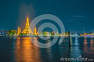 large illuminated temple Wat Arun ratchawararam at twilight Stock Photo