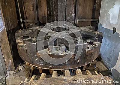 Large wooden gear inside the Schermerhorn Museum Mill, Stompetoren, Netherlands Stock Photo