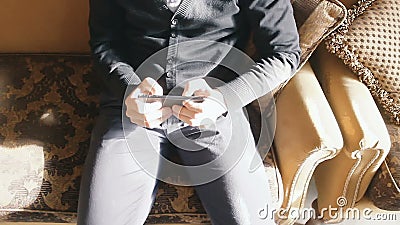 Las manos están sosteniendo un smartphone Muebles de lujo almacen de metraje de vídeo Las manos están sosteniendo un smartphone Muebles de lujo almacen de metraje de vídeo