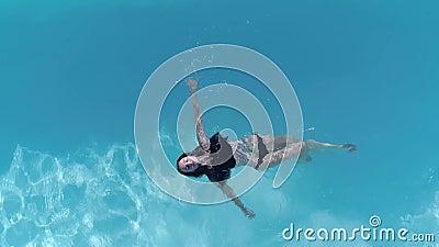 Las mujeres hermosas con la figura hermosa en traje de baño se relajan en piscina azul el vacaciones de verano Las mujeres hermosas con la figura hermosa en traje de baño se relajan en piscina azul el vacaciones de verano