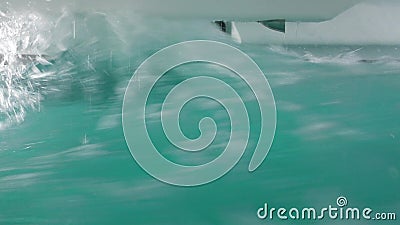 Las ondas cierran de golpe los cascos del catamarán mientras que nos movemos a través de los mares pesados según lo visto desde v Las ondas cierran de golpe los cascos del catamarán mientras que nos movemos a través de los mares pesados según lo visto desde v