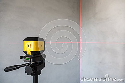 The laser level shows the verticality of the wall Stock Photo