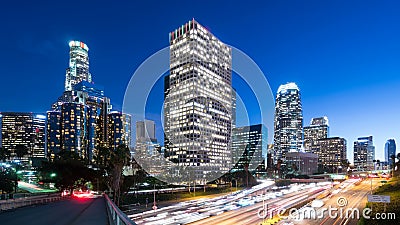Lasso di tempo del centro di traffico dell'autostrada senza pedaggio e di Los Angeles. Lasso di tempo del centro di traffico dell'autostrada senza pedaggio e di Los Angeles.