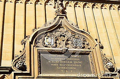 Latin inscription above door of Bodleian Library Stock Photo