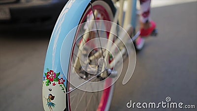 Lato posteriore della ragazza che cicla in ruota di giorno di estate di un fuoco della bicicletta dentro Movimento lento video d archivio Lato posteriore della ragazza che cicla in ruota di giorno di estate di un fuoco della bicicletta dentro Movimento lento video d archivio