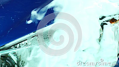Lavaggio ad acqua blu dell'automobile lo spruzzo dalla rondella ad alta pressione sul self service dell'autolavaggio Spruzzo d'ac video d archivio Lavaggio ad acqua blu dell'automobile lo spruzzo dalla rondella ad alta pressione sul self service dell'autolavaggio Spruzzo d'ac video d archivio