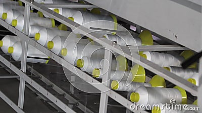 Le blanc du cône filète de l'usine de textile, la fabrication de tissu, production des matelas, industrie du habillement banque de vidéos Le blanc du cône filète de l'usine de textile, la fabrication de tissu, production des matelas, industrie du habillement banque de vidéos