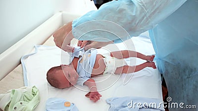 Le bébé garçon nouveau-né s'est enveloppé juste après la césarienne ou la C-section clips vidéos Le bébé garçon nouveau-né s'est enveloppé juste après la césarienne ou la C-section clips vidéos