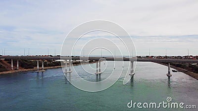 Le canal de dawesville est un canal artificiel entre l'estuaire de peelharvey et dans l'Océan Indien au dawesville environ 80 km a banque de vidéos Le canal de dawesville est un canal artificiel entre l'estuaire de peelharvey et dans l'Océan Indien au dawesville environ 80 km a banque de vidéos