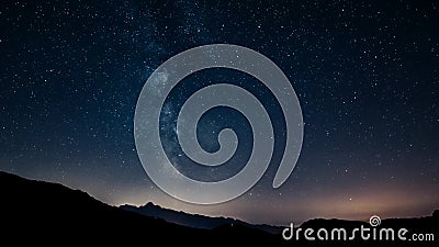 Le ciel nocturne de Timelapse tient le premier rôle la manière laiteuse sur le fond de montagnes 4K clips vidéos Le ciel nocturne de Timelapse tient le premier rôle la manière laiteuse sur le fond de montagnes 4K clips vidéos