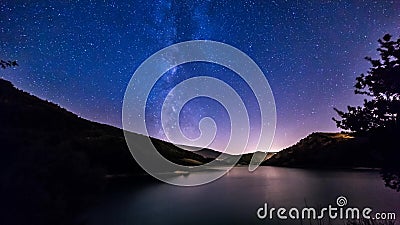 Le ciel nocturne tient le premier rôle le timelapse manière laiteuse sur le paysage de lac de montagne banque de vidéos Le ciel nocturne tient le premier rôle le timelapse manière laiteuse sur le paysage de lac de montagne banque de vidéos