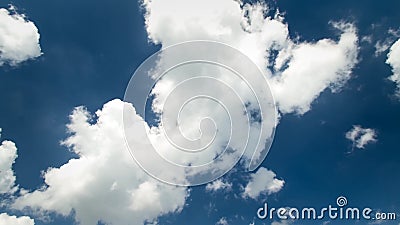 Le cloudscape régulier renversant du laps de temps 4k a tiré des nuages pelucheux blancs se déplaçant lentement en ciel bleu prof banque de vidéos Le cloudscape régulier renversant du laps de temps 4k a tiré des nuages pelucheux blancs se déplaçant lentement en ciel bleu prof banque de vidéos