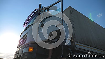 Le conducteur ouvre la porte et s'assied dans le camion garé Beau paysage au fond Camion arrêté dans la campagne banque de vidéos Le conducteur ouvre la porte et s'assied dans le camion garé Beau paysage au fond Camion arrêté dans la campagne banque de vidéos