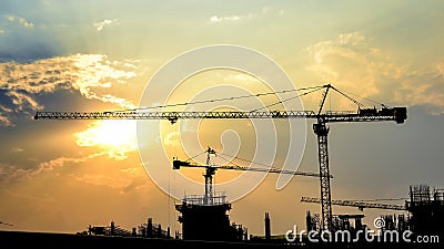 Le coucher du soleil et la silhouette de laps de temps tendent le cou dans le chantier de construction clips vidéos Le coucher du soleil et la silhouette de laps de temps tendent le cou dans le chantier de construction clips vidéos