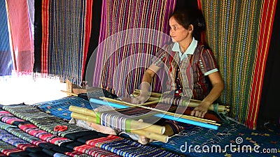 Le donne del Laos tessono i panni ed il panno di vendita per il viaggiatore di manifestazione video d archivio Le donne del Laos tessono i panni ed il panno di vendita per il viaggiatore di manifestazione video d archivio