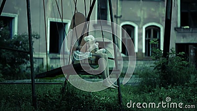 Le fantôme d'une petite fille sur une oscillation dans la vieille maison ruinée esprit mauvais banque de vidéos Le fantôme d'une petite fille sur une oscillation dans la vieille maison ruinée esprit mauvais banque de vidéos