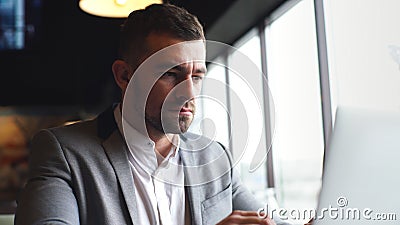 Le fonctionnement d'homme d'affaires, dactylographiant sur le clavier d'ordinateur portable dans la chambre de bureau, se ferment banque de vidéos Le fonctionnement d'homme d'affaires, dactylographiant sur le clavier d'ordinateur portable dans la chambre de bureau, se ferment banque de vidéos