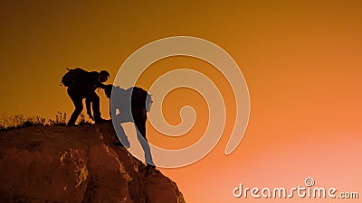 Le grimpeur de touristes de travail d'équipe d'hommes de la silhouette deux escalade une montagne montée de hausse de touristes d banque de vidéos Le grimpeur de touristes de travail d'équipe d'hommes de la silhouette deux escalade une montagne montée de hausse de touristes d banque de vidéos