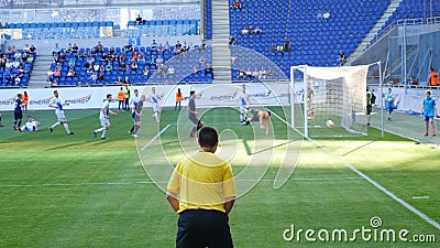Le match de football, gardien de but pare le coup Le match de football, gardien de but pare le coup