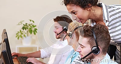 Le medlet för mitt för affärskvinnaförhandsmöteappell arkivfilmer Le medlet för mitt för affärskvinnaförhandsmöteappell arkivfilmer