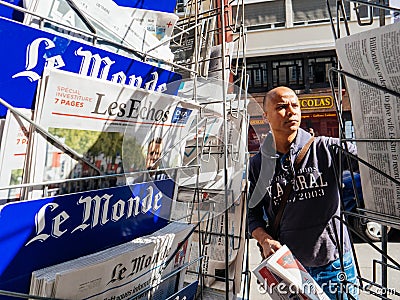 Le Monde reporting handover ceremony presidential inauguration o Editorial Stock Photo