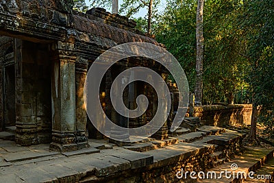 Le mur de l`entrÃ©e de la faÃ§ade ouest du temple Ta Prohm dans le domaine des temples de Angkor, au Cambodge Stock Photo