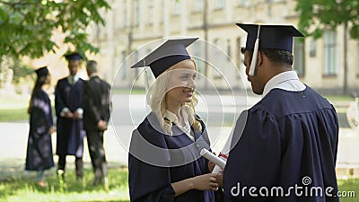 Le mâle, femelle reçoit un diplôme parler après cérémonie, éducation d'université, la vie adulte Le mâle, femelle reçoit un diplôme parler après cérémonie, éducation d'université, la vie adulte