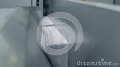 Le pagine impilate stanno muovendo lungo il trasportatore industriale in parti Concetto falso di notizie stock footage Le pagine impilate stanno muovendo lungo il trasportatore industriale in parti Concetto falso di notizie stock footage