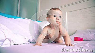 Bebe Drole Apprenant A Ramper Dans Le Lit Clips Videos Video Du Fille Lumiere