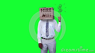 Le port d'homme d'affaires m'engagent boîte et en se dirigeant sur le symbole dollar contre greenscreen banque de vidéos Le port d'homme d'affaires m'engagent boîte et en se dirigeant sur le symbole dollar contre greenscreen banque de vidéos