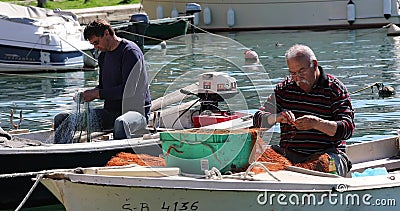 Le pêcheur raccorde la pêche banque de vidéos Le pêcheur raccorde la pêche banque de vidéos