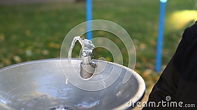 Le robinet métallique avec fontaine d'eau potable au parc de la ville près de l'aire de jeux pour enfants à l'automne en plein ai clips vidéos Le robinet métallique avec fontaine d'eau potable au parc de la ville près de l'aire de jeux pour enfants à l'automne en plein ai clips vidéos