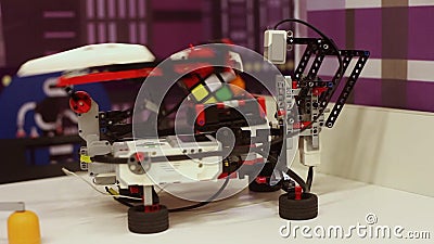Le robot rassemble rapidement un cube de rubik Technologies robotiques modernes Intelligence artificielle Systèmes cybernétiques banque de vidéos Le robot rassemble rapidement un cube de rubik Technologies robotiques modernes Intelligence artificielle Systèmes cybernétiques banque de vidéos