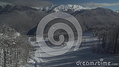 Le ski incline sur la pente du nord Aibga Ridge de Caucase occidental à la vidéo de longueur d'actions de Rosa Khutor Alpine Reso banque de vidéos Le ski incline sur la pente du nord Aibga Ridge de Caucase occidental à la vidéo de longueur d'actions de Rosa Khutor Alpine Reso banque de vidéos