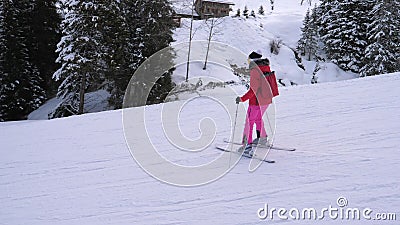 Le skieur de femme vont vers le bas sur des pentes de Ski Route Down Against Mountain parmi la forêt de pin clips vidéos Le skieur de femme vont vers le bas sur des pentes de Ski Route Down Against Mountain parmi la forêt de pin clips vidéos