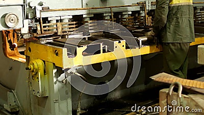 Le travailleur est employé dans la coupe du métal sur la machine-outil automatique de production, coupe en métal, machine banque de vidéos Le travailleur est employé dans la coupe du métal sur la machine-outil automatique de production, coupe en métal, machine banque de vidéos