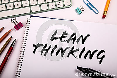 Lean Thinking. Note paper with text and computer keyboard on office table Stock Photo