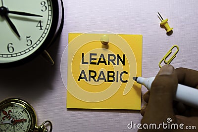 Learn Arabic text on sticky notes on office desk Stock Photo