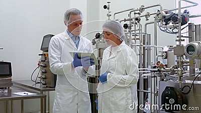 Lebensmittelwissenschaftler, die im Labor zusammenarbeiten Lebensmittelwissenschaftler, die im Labor zusammenarbeiten