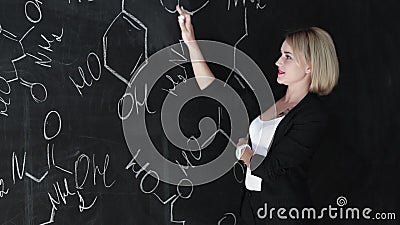 Leer wetenschap of chemie van het de leraarskrijt van de formule zekere mooie vrouw het bordachtergrond stock footage Leer wetenschap of chemie van het de leraarskrijt van de formule zekere mooie vrouw het bordachtergrond stock footage